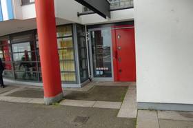 Hier ist der Eingang der Stadtbücherei in Alt-Fellbach abgebildet.