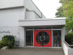 Auf dem Foto ist der Eingang zur Sporthalle Schmiden 1 abgebildet.