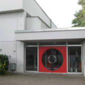 Auf dem Foto ist der Eingang zur Sporthalle Schmiden 1 abgebildet.
