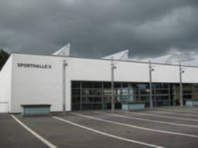 Auf dem Bild ist eine Seitenansicht der Sporthalle 2 in  Schmiden abgebildet.
